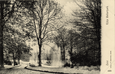 16214 Gezicht in het Walkartpark met vijver en fontein en gemengde bomen en struiken in de sneeuw te Zeist uit het ...